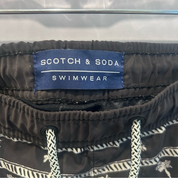 Scotch and Soda Men’s Swimtrunks. Medium. Black/White Palm Trees - Picture 4 of 5